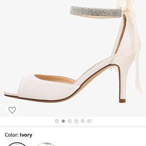 New in box ivory size 6.5 wedding shoes never worn